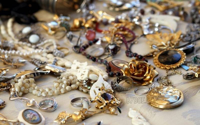 When to Keep and When to Sell Your Vintage Jewelry